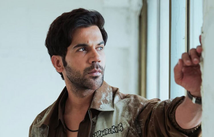 স্কুলের সাংস্কৃতিক অনুষ্ঠানে কিংবা স্থানীয় মঞ্চনাটকে অভিনয় করেই শুরু করেছিলেন যাত্রা।