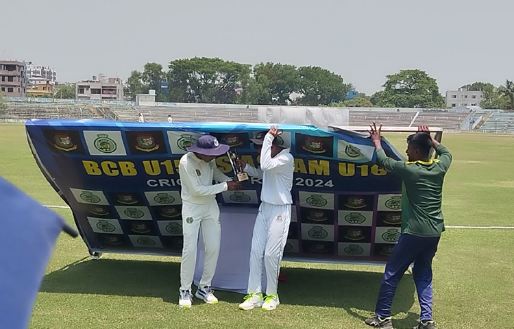 বাংলাদেশ-ভারত ট্রফি উন্মোচনের সময় দুই দলের অধিনায়কের মাথায় ব্যাকড্রপ ভেঙে পড়েছে। ছবি: সাখাওয়াত হোসেন