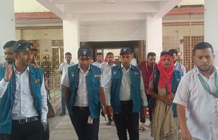 রাজশাহী মেডিকেল কলেজ হাসপাতালে করোনাকালীন আইসিইউ বেড কেনাকাটায় অনিয়মের অভিযোগে অভিযান চালিয়েছে দুর্নীতি দমন কমিশন (দুদক)। ছবি: সাখাওয়াত হোসেন