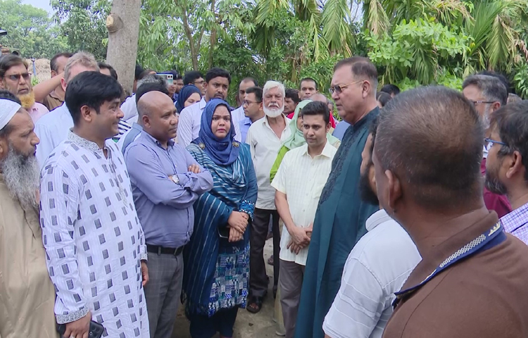 রাজশাহীর গোদাগাড়ীর করমপুর গ্রামে আম বাগান পরিদর্শন ও চাষি সঙ্গে মতবিনিময় সভায় কৃষিমন্ত্রী ড. আব্দুস শহীদ। ছবি: সাখাওয়াত হোসেন