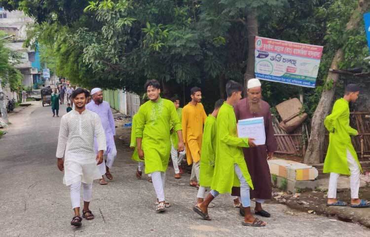 বন্যাদুর্গত অসহায় মানুষদের সহযোগিতা করার জন্য অর্থ সংগ্রহ চলছে দেশজুড়ে। রাজশাহীতেও বিভিন্ন শ্রেণিপেশার মানুষ অংশ নিয়েছেন ত্রাণ সংগ্রহ কার্যক্রমে। রাজশাহী বিশ্ববিদ্যালয়সহসহ বিভিন্ন প্রতিষ্ঠানের শিক্ষক-শিক্ষার্থীরা জোর তৎপরতা চালাচ্ছেন ত্রাণ সংগ্রহের। ছবি: সাখাওয়াত হোসেন