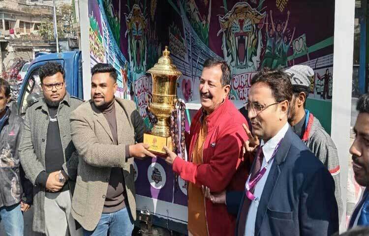 চ্যাম্পিয়ন্স ট্রফির ভাগ্য নির্ধারণ না হলেও, প্রথমবারের মতো রাজশাহীতে পৌঁছেছে বিপিএল ট্রফি। ছবি: সাখাওয়াত হোসেন