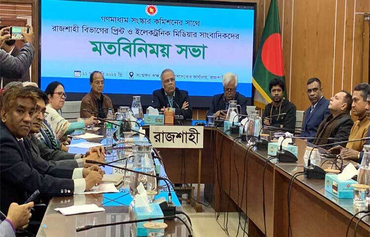 সাংবাদিকদের আর্থিক নিশ্চয়তা নিশ্চিত না হলে বস্তুনিষ্ঠ সাংবাদিকতা আশা করা উচিত না বলে মন্তব্য করেছেন গণমাধ্যম সংস্কার কমিশনের প্রধান কামাল আহমেদ। ছবি: সাখাওয়াত হোসেন