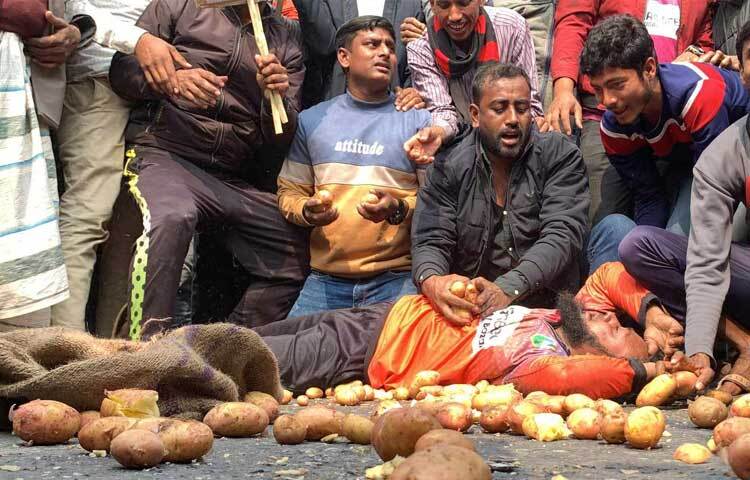 হিমাগারে ভাড়া বৃদ্ধির প্রতিবাদে রাজশাহীর মোহনপুরে সড়কে আলু ফেলে বিক্ষোভ করেছেন কৃষকরা। ছবি: সাখাওয়াত হোসেন