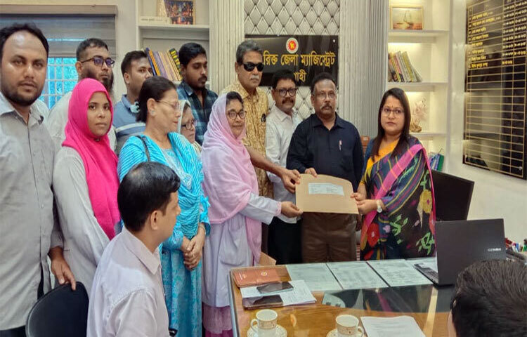 রাজশাহীর পরিবেশ সংকট ও প্রতিকারমূলক উদ্যোগের দাবি জানিয়ে দুই উপদেষ্টার কাছে স্মারকলিপি দিয়েছে বাংলাদেশ পরিবেশ আন্দোলন (বাপা)। ছবি: সাখাওয়াত হোসেন