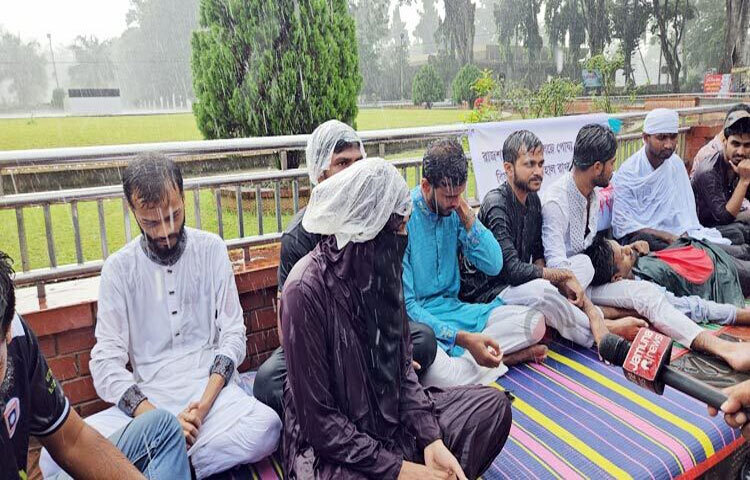 রাজশাহী বিশ্ববিদ্যালয়ে (রাবি) শর্তসাপেক্ষে পোষ্য কোটা পুনর্বহালের প্রতিবাদে আমরণ অনশন করছেন কয়েকজন শিক্ষার্থী। বিশ্ববিদ্যালয়ের প্রশাসনিক ভবনের সামনে জোহা চত্বরে অনশন করছেন তারা। ছবি: জাগো নিউজ