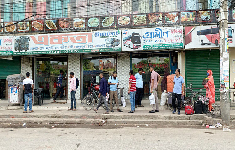 শ্রমিকদের বেতন বৃদ্ধির দাবিকে কেন্দ্র করে চাঁপাইনবাবগঞ্জ, রাজশাহী ও নাটোর থেকে ঢাকাগামী বাস চলাচল টানা দ্বিতীয় দিনের মতো বন্ধ রয়েছে। ছবি: সাখাওয়াত হোসেন