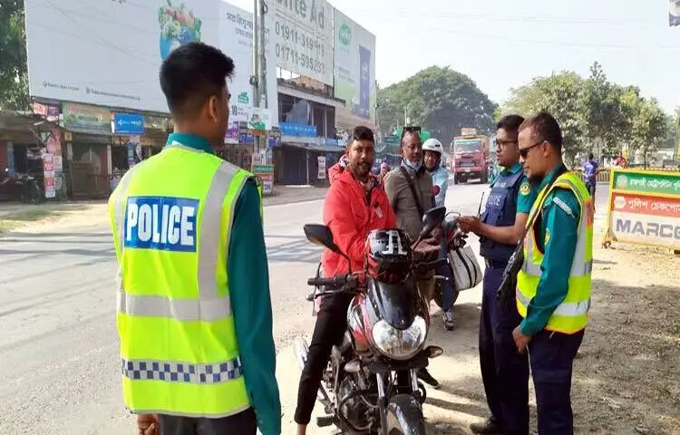 জুলাই গণঅভ্যুত্থানে সংঘটিত মানবতাবিরোধী অপরাধের মামলায় ক্ষমতাচ্যুত প্রধানমন্ত্রী শেখ হাসিনাকে মৃত্যুদণ্ড দিয়েছেন আন্তর্জাতিক অপরাধ ট্রাইব্যুনাল। রায় পরবর্তী নাশকতা ও বিশৃঙ্খলা এড়াতে কঠোর অবস্থানে রয়েছে আইনশৃঙ্খলা বাহিনী। যে কোনো বিশৃঙ্খলা এড়াতে সারাদেশে নিরাপত্তা জোরদার করেছে পুলিশ। ছবি: জাগো নিউজ