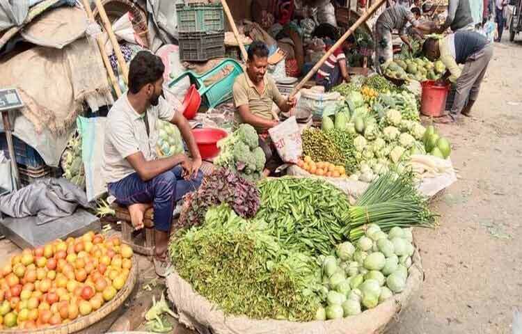 রাজশাহীর কাঁচাবাজারে কাঁচামরিচ ও শীতকালীন সবজির দামে ঊর্ধ্বগতি দেখা গেছে। তবে পেঁয়াজ, মুরগি ও ডিমের দামে কিছুটা স্বস্তি মিলেছে।