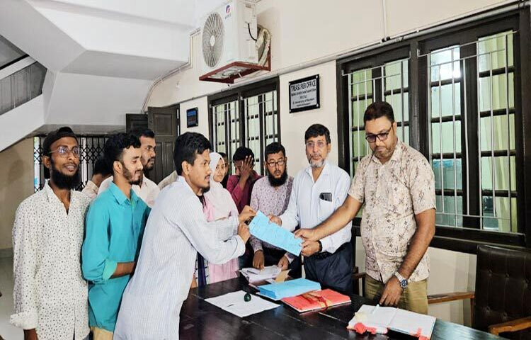 রাজশাহী বিশ্ববিদ্যালয় কেন্দ্রীয় ছাত্রসংসদে (রাকসুর) প্রথম প্রার্থী হিসেবে এজিএস পদে মনোনয়ন পত্র নিয়েছেন ইসলামের ইতিহাস ও সংস্কৃতি বিভাগের শিক্ষার্থী সজিবুর রহমান। ছবি: মনির হোসেন মাহিন