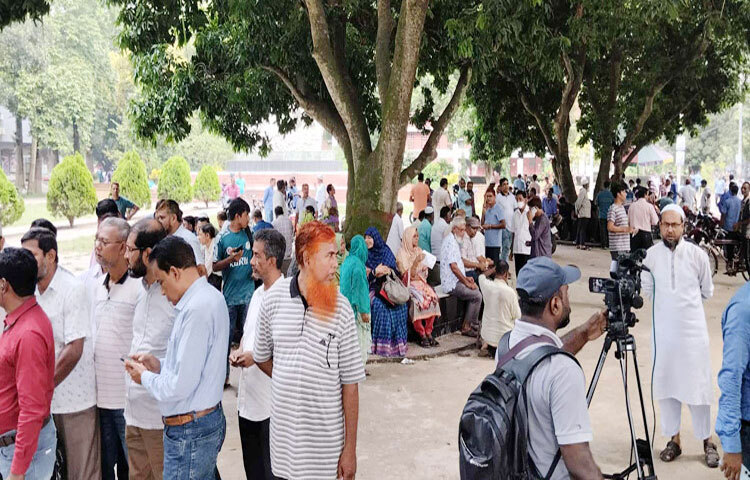 পোষ্য কোটা ইস্যুতে রাজশাহী বিশ্ববিদ্যালয়ে পূর্ণদিবস কর্মবিরতি পালন করেছেন বিশ্ববিদ্যালয়ের শিক্ষক, কর্মকর্তা-কর্মচারীরা। এরই প্রভাবে থেমে আছে আসন্ন রাকসু নির্বাচনের প্রচার-প্রচারণা। ছবি: মনির হোসেন মাহিন