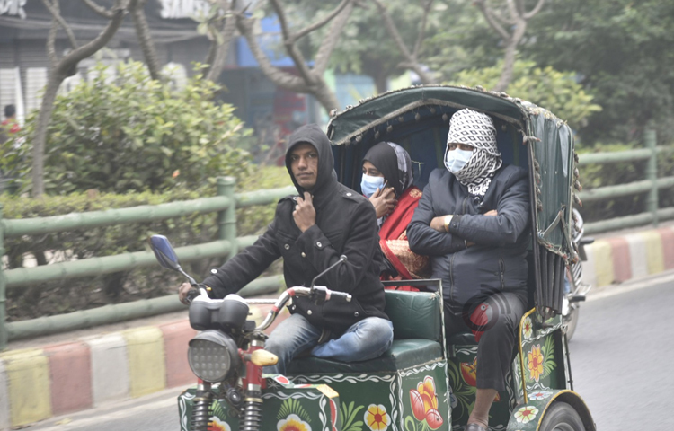 শীতের মধ্যে বিশেষ প্রয়োজন ছাড়া বাইরে বের হচ্ছেন না কেউ। ছবি: সাখাওয়াত হোসেন