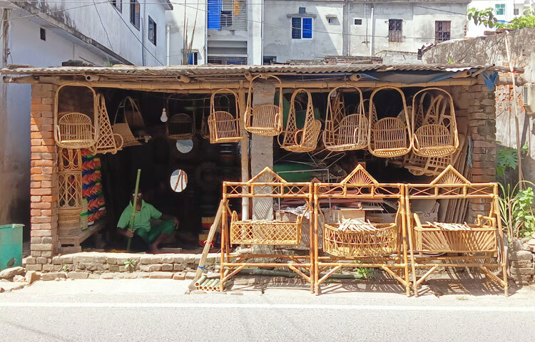 তখনকার দিনে সিলেট থেকে আগত দক্ষ কারিগররা রাজশাহীতে পাড়ি জমিয়েছিলেন। তাদের হাতের কাজ ছিল অসাধারণ। রাজশাহীর মানুষ সেই প্রতিভা দেখে মুগ্ধ হন, এবং ধীরে ধীরে নিজেরাও বেত শিল্পের সঙ্গে জড়িয়ে পড়েন। ধীরে ধীরে এই শিল্পই হয়ে ওঠে এ শহরের সাংস্কৃতিক ঐতিহ্যের অংশ।