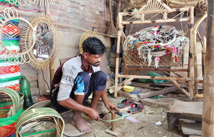 কিন্তু আজ আর সেই দিন নেই। একসময়ের জমজমাট বেত পট্টি এখন কালের সাক্ষী হয়ে দাঁড়িয়ে আছে। আছে কেবল তিনটি মাত্র দোকান। হারিয়ে গেছে সেই কর্মচাঞ্চল্য, সেই উৎসবমুখর পরিবেশ।