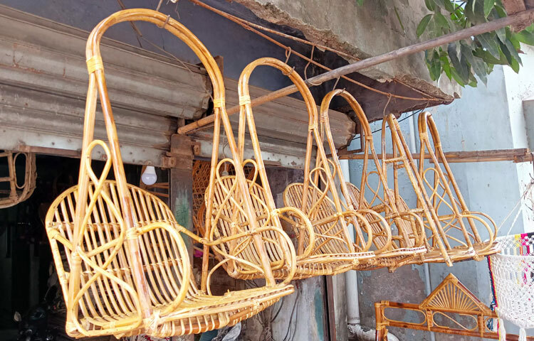 তবে এই বেত শিল্পের এক বিশেষ দিক হলো এর পরিবেশবান্ধব বৈশিষ্ট্য। বেতের সামগ্রী শতভাগ প্রাকৃতিক ও জীবাণুমুক্ত। টেকসই উন্নয়নের স্বার্থে এই শিল্পকে বাঁচিয়ে রাখা প্রয়োজন। স্থানীয়দের মতে, পর্যটন খাতের সঙ্গে যুক্ত করলে এবং আধুনিক ডিজাইনের সঙ্গে ঐতিহ্য মিশিয়ে নতুনভাবে বাজারজাত করলে এখনো এই শিল্পকে ঘুরে দাঁড় করানো সম্ভব।