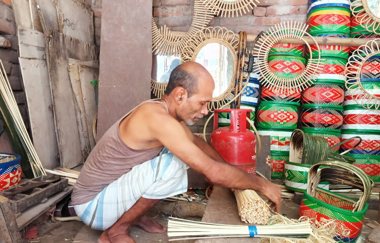 এক্ষেত্রে প্রয়োজন সরকারি পৃষ্ঠপোষকতা, সহজ শর্তে ঋণ, কারিগরদের প্রশিক্ষণ এবং বাজার সম্প্রসারণে উদ্যোগ। বিভিন্ন হস্তশিল্প মেলা ও আন্তর্জাতিক প্রদর্শনীতে হোসনিগঞ্জের বেত পণ্য স্থান পেলে আবারো ক্রেতাদের আগ্রহ বাড়তে পারে। পাশাপাশি অনলাইনে বিপণন ব্যবস্থাও বড় ভূমিকা রাখতে পারে।