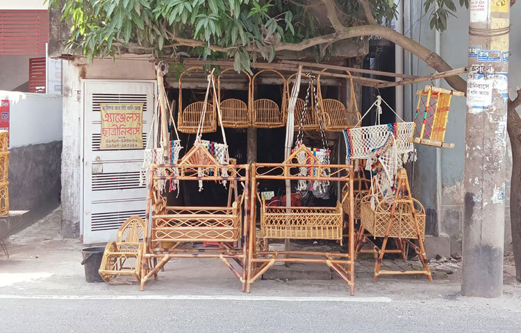 রাজশাহীর নববধূরা বিয়ের সময় উপহার হিসেবে বেতের তৈরি ট্রে, ঝুড়ি বা চেয়ার পেতেন। এটি তখন এক ধরনের সামাজিক মর্যাদা হিসেবেও বিবেচিত হতো।