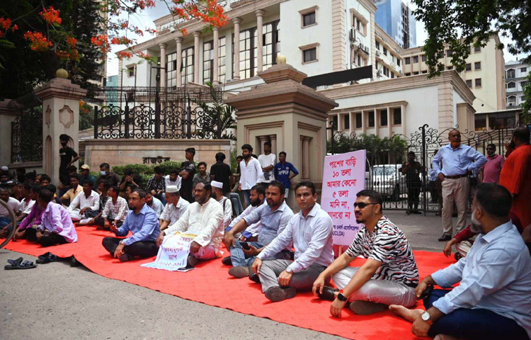 রাজধানী উন্নয়ন কর্তৃপক্ষের (রাজউক) স্বেচ্ছাচারিতা ও দুর্নীতির অভিযোগ এনে রাজউকের প্রধান কার্যালয় ঘেরাও করেছেন ঢাকার বিভিন্ন স্থানের ক্ষতিগ্রস্ত ভূমির মালিকেরা। ছবি: বিপ্লব দীক্ষিৎ
