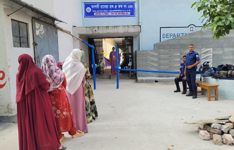 ভোটগ্রহণ হবে ৯টি একাডেমিক ভবনে স্থাপিত ১৭টি কেন্দ্রে। ভোট পরিচালনায় থাকবেন ২১২ জন শিক্ষক। এর মধ্যে ১৭ জন প্রিসাইডিং অফিসার এবং বাকিরা সহকারী প্রিসাইডিং অফিসার হিসেবে দায়িত্ব পালন করবেন। এছাড়া ৯১ জন পোলিং অফিসার দায়িত্বে থাকবেন।