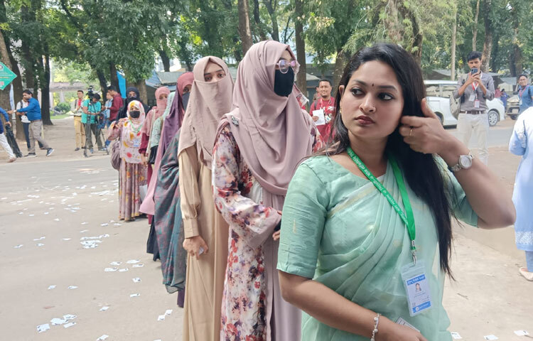 এর আগে থেকেই কেন্দ্রের সামনে লাইনে দাঁড়িয়ে অপেক্ষা করেন ভোটাররা। দীর্ঘ ৩৫ বছর পর নির্বাচন হওয়ায় শিক্ষার্থীদের মধ্যে উৎসব আমেজ বিরাজ করছে।