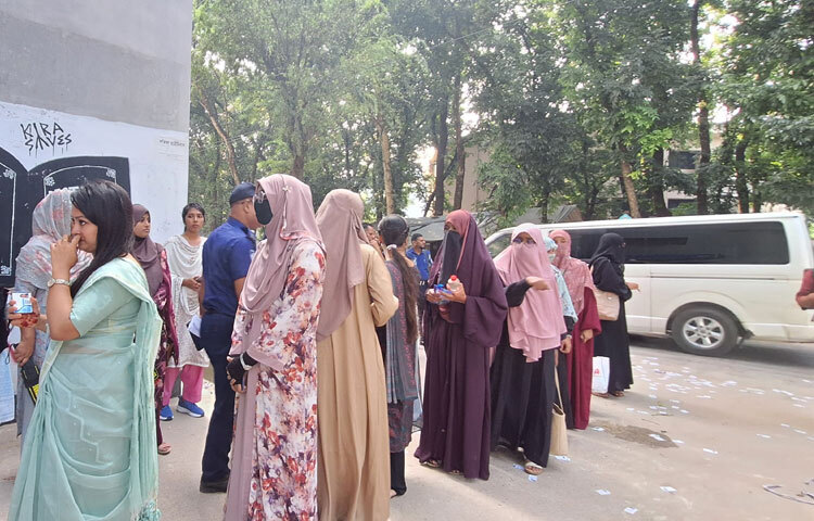 বিশ্ববিদ্যালয়ের পরিবহন দপ্তর জানিয়েছে, সকাল ৭টা, ৮টা, ৯টা ও দুপুর ১২টা, ২টায়, সর্বমোট ৬টি ট্রিপে শিক্ষার্থীদের নিয়ে ক্যাম্পাসে প্রবেশ করবে বাস।