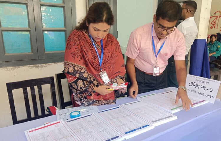 প্রশাসন জানিয়েছে, ভোটারদের অংশগ্রহণ নিশ্চিত করতে ৬টি ধাপে শিক্ষার্থীদের হলে ও ভোটকেন্দ্রে আনার ব্যবস্থা করা হয়েছে। সকাল থেকেই রাজশাহীর বিভিন্ন স্থান থেকে বাসগুলো নির্ধারিত রুটে শিক্ষার্থীদের বহন করছে।