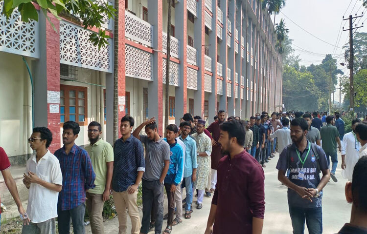 রাকসু নির্বাচনে মোট ভোটার ২৮ হাজার ৯০১ জন, যার মধ্যে ৩৯ দশমিক ১ শতাংশ নারী এবং ৬০ দশমিক ৯ শতাংশ পুরুষ। মোট ৮৬০ জন প্রার্থী প্রতিদ্বন্দ্বিতা করছেন। এর মধ্যে কেন্দ্রীয় রাকসুর ২৩ পদে ৩০৫ জন, সিনেটের ৫ পদে ৫৮ জন এবং ১৭টি হল সংসদের ২৫৫ পদে ৫৫৫ জন প্রার্থী লড়াই করছেন।