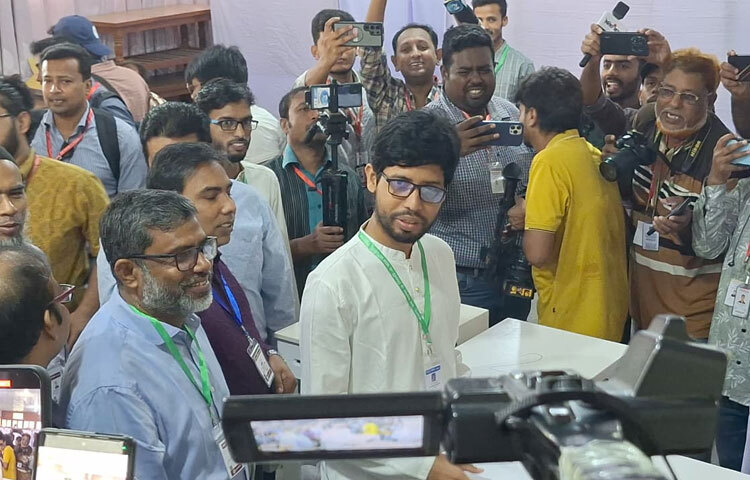 নির্বাচনের জন্য সকালেই কেন্দ্রগুলোতে ব্যালট বাক্স পাঠানো হয়। এদিন সকাল ৭টা ১৫ মিনিটের দিকে আনুষ্ঠানিকভাবে নির্বাচনী সরঞ্জামাদি বিতরণ শুরু হয়। 
এসময় প্রিজাইডিং অফিসারদের কাছে, হালনাগাদ ভোটার তালিকা, স্বচ্ছ ব্যালট বক্স, ওএমআর যুক্ত ব্যালট পেপার, অমোচনীয় কালীসহ অন্যান্য নির্বাচন সামগ্রী বিতরণ করা হয়।