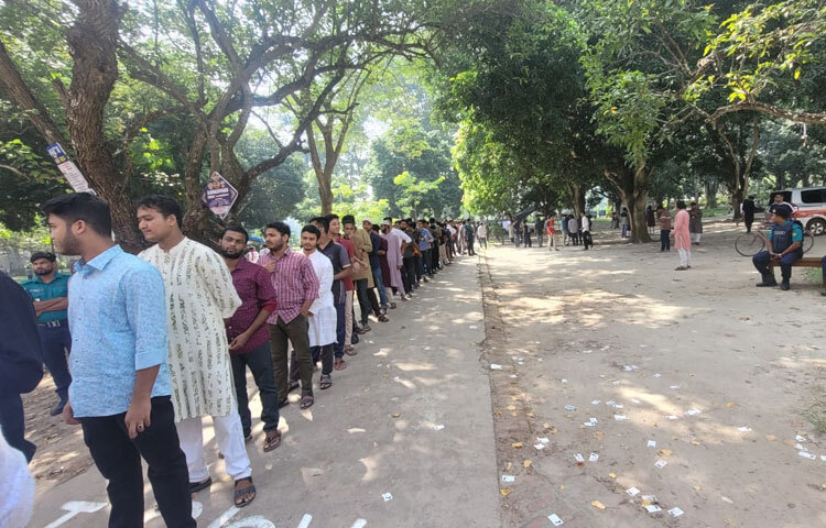 মোট ৯টি ভবনের ১৭টি কেন্দ্রের ৯৯০ বুথে ভোটগ্রহণ অনুষ্ঠিত হবে। এছাড়া নির্বাচনে নিরাপত্তা নিশ্চিতে আইনশৃঙ্খলা বাহিনীর অন্তত দুই হাজার সদস্য নিয়োজিত থাকবেন। ভোটগ্রহণ শেষে রাকসু কোষাধ্যক্ষ কার্যালয়ে ভোট গণনা এবং কাজী নজরুল ইসলাম মিলনায়তনে ভোটের ফলাফল ঘোষণা করা হবে।