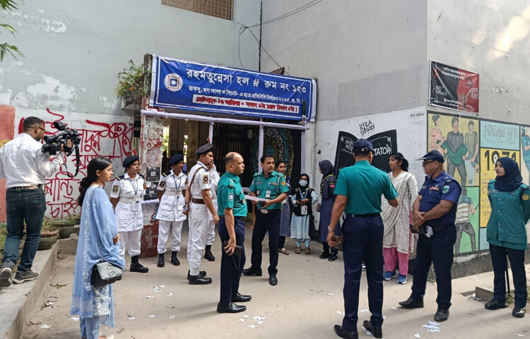 নিরাপত্তা নিশ্চিত করতে ক্যাম্পাসে মোতায়েন করা হয়েছে দুই হাজার পুলিশ সদস্য, ৬ প্লাটুন বিজিবি ও ১২ প্লাটুন র‍্যাব। সব ভোটকেন্দ্রে থাকবে সিসিটিভি নজরদারি এবং স্বচ্ছ ব্যালট বাক্স ব্যবহার করা হবে।