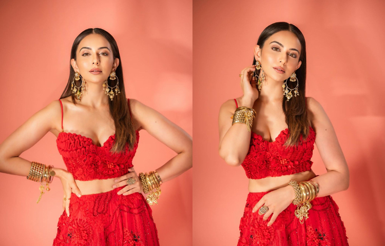 লাল সুইটহার্ট নেকলাইনের ব্রালেট ক্রপ টপের সঙ্গে অভিনেত্রী রাকুল প্রীত সিং বটমে পরেছেন ফ্লোরাল কাজের খুব সুন্দর একটা স্কার্ট। ছবি: ইনস্টাগ্রাম