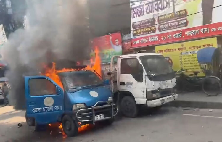 রাজধানীর রমনা থানার সামনে পুলিশের একটি গাড়িতে আগুন লেগেছে। তবে এ আগুন কোনো দুর্বৃত্ত দেয়নি। গাড়ির কাজ করার সময় হঠাৎ আগুন লেগে যায়। ছবি: তৌহিদুজ্জামান তন্ময়