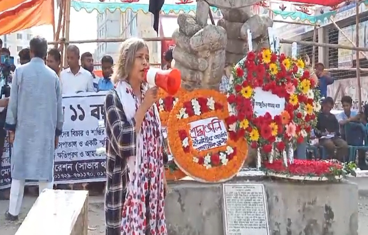 আলোচিত রানা প্লাজা ধসের ১১ বছর পূর্তি উপলক্ষে অস্থায়ী স্মৃতিস্তম্ভে ফুল দিয়ে শ্রদ্ধা জানিয়েছেন নিহত শ্রমিকদের স্বজন, আহত শ্রমিক ও বিভিন্ন সংগঠনের নেতা-কর্মীরা। ছবি: মাহফুজুর রহমান নিপু