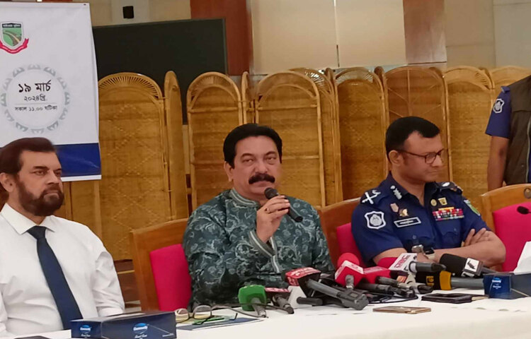 ঈদযাত্রায় আন্তঃজেলা বা দূরপাল্লার কোনো গণপরিবহন যদি বাড়তি ভাড়া নেয় তবে সেই গণপরিবহন চলাচল বন্ধ করে দেওয়া হবে বলে জানিয়েছেন, বাংলাদেশ সড়ক পরিবহন মালিক সমিতির সভাপতি মসিউর রহমান রাঙ্গা। ছবি: তৌহিদুজ্জামান তন্ময়