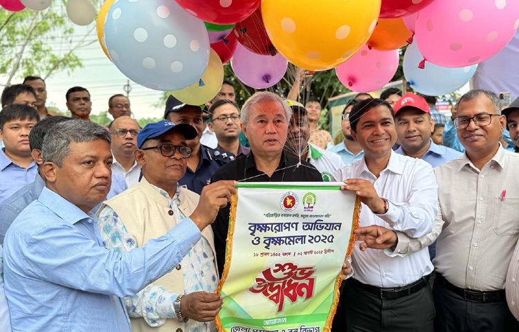 রাঙামাটি জিমনেসিয়াম প্রাঙ্গণে বৃক্ষরোপণ অভিযান ও বৃক্ষমেলার উদ্বোধন করেন পার্বত্য চট্টগ্রাম বিষয়ক উপদেষ্টা সুপ্রদীপ চাকমা। ছবি: পিআইডি