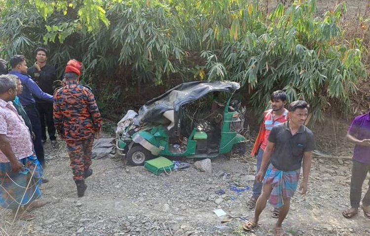 রাঙ্গামাটি-চট্টগ্রাম সড়কে লরি ও সিএনজিচালিত অটোরিকশার সংঘর্ষে তিনজন নিহত হয়েছেন। এ ঘটনায় আহত হয়েছেন আরও দুইজন। ছবি: সাইফুল উদ্দীন