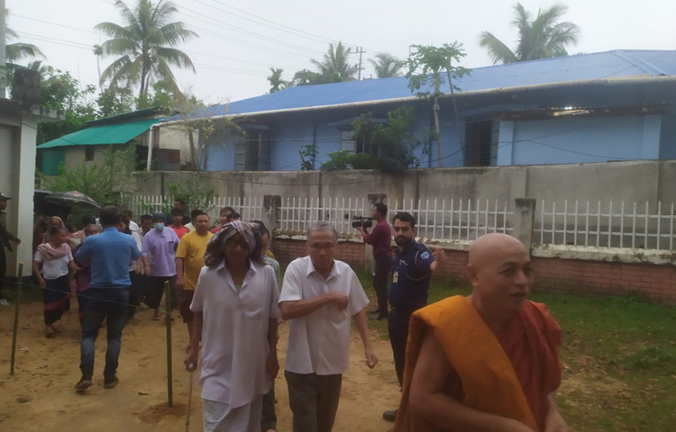 রাঙ্গামাটিতে বৃষ্টি উপেক্ষা করেই ভোটকেন্দ্রে এসেছেন ভোটাররা। ছবি: সাইফুল উদ্দীন