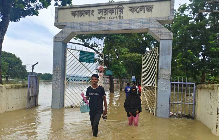 রাঙ্গামাটির বাঘাইছড়ি উপজেলার সর্বোচ্চ বিদ্যাপীঠ ও এইচএসসি পরীক্ষা কেন্দ্র কাচালং সরকারি কলেজ ক্যাম্পাস বন্যার পানিতে তলিয়ে গেছে। ছবি: সাইফুল উদ্দীন