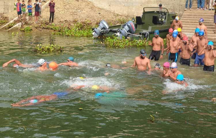 ‘কাপ্তাই লেকে কাটবে সাঁতার, ভয় করবে জয়, নিয়মিত কাটলে সাঁতার স্বাস্থ্য ভালো রয়’ এই স্লোগানকে সামনে রেখে রাঙ্গামাটি জেলা প্রশাসনের আয়োজনে ও জেলা ক্রীড়া সংস্থার সহযোগিতায় কাপ্তাই হ্রদে প্রথমবারের মতো অনুষ্ঠিত হচ্ছে সুবলং চ্যানেল সুইমিং। ছবি: সাইফুল উদ্দীন