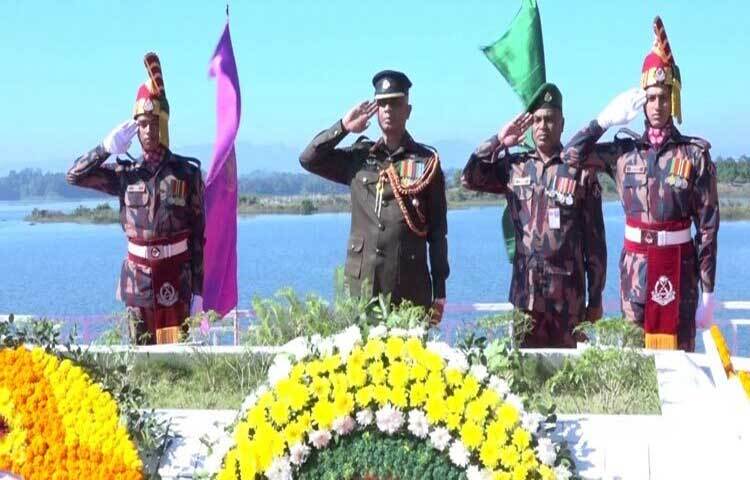 মহান বিজয় দিবস উপলক্ষে শহীদ বীরশ্রেষ্ঠ মুন্সী আব্দুর রউফের সমাধিতে পুষ্পস্তবক অর্পণ করে শ্রদ্ধা জানানো হয়েছে। ছবি: সাইফুল উদ্দীন