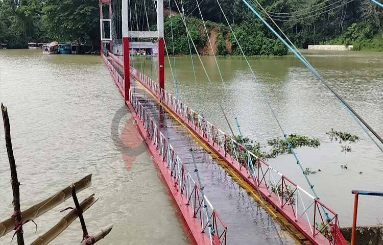 সিম্বল অব রাঙ্গামাটি খ্যাত ঝুলন্ত সেতুটি কাপ্তাই হ্রদে পানিতে ডুবে যাওয়ায় দর্শনার্থীদের চলাচলে নিষেধাজ্ঞা দিয়েছে কর্তৃপক্ষ। ছবি: আরমান খান