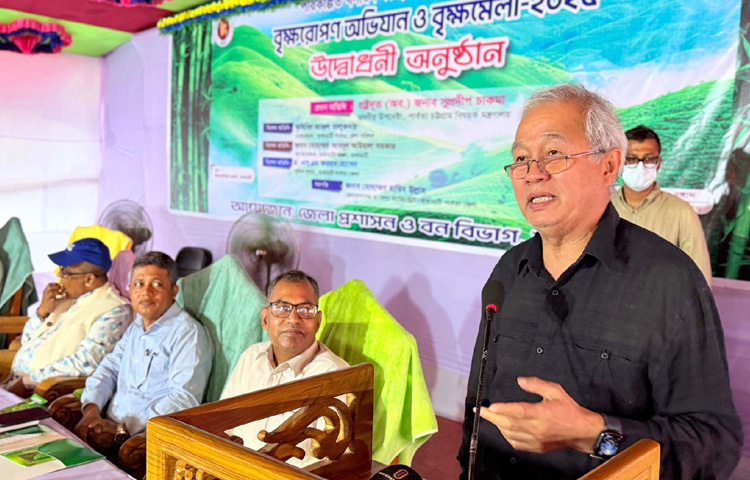 পার্বত্য চট্টগ্রাম বিষয়ক উপদেষ্টা সুপ্রদীপ চাকমা রাঙামাটি জিমনেসিয়াম প্রাঙ্গণে বৃক্ষরোপণ অভিযান ও বৃক্ষমেলার উদ্বোধন অনুষ্ঠানে প্রধান অতিথির বক্তৃতা করেন। ছবি: পিআইডি