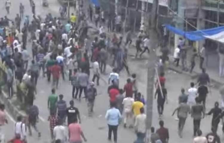 রংপুরে কোটা সংস্কার আন্দোলনকারীদের সঙ্গে ছাত্রলীগ-যুবলীগ নেতাকর্মীদের ধাওয়া পাল্টাধাওয়া ও সংঘর্ষে দুজন নিহত হয়েছেন। ছবি: জিতু কবীর