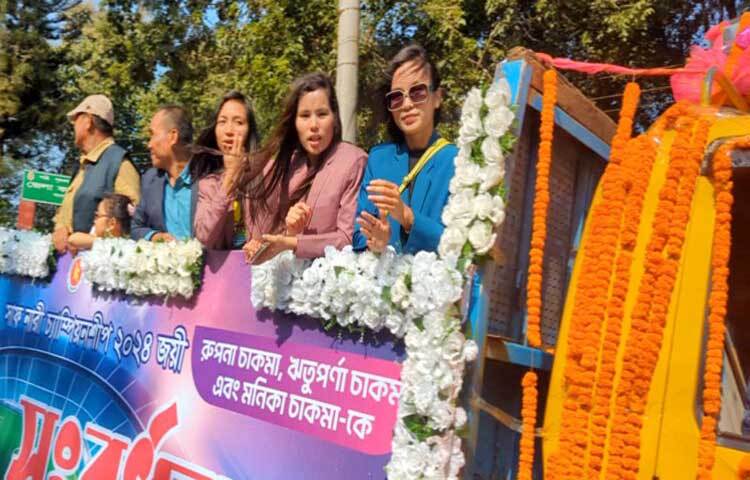 সাফজয়ী পাহাড়ের তিন কন্যা রুপনা, ঋতুপর্ণা ও মনিকা চাকমাকে গণ সংবর্ধনা দেওয়া হয়েছে। ছবি: সাইফুল উদ্দীন