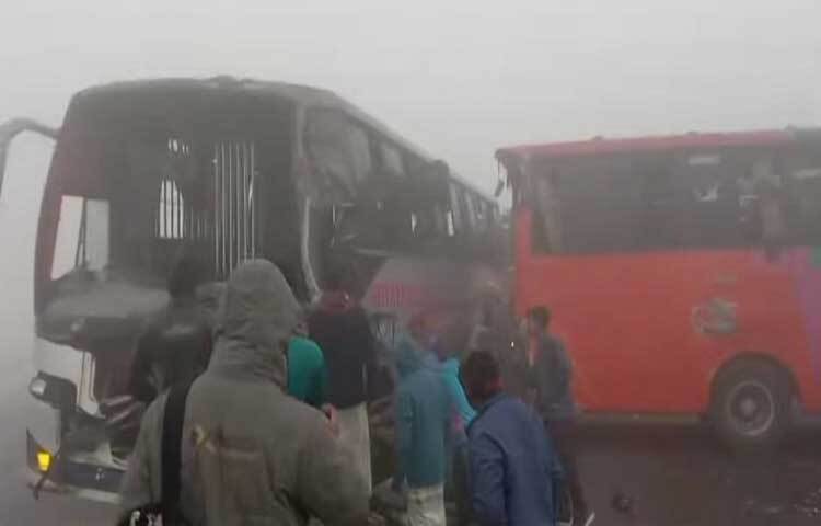রংপুরে ঘন কুয়াশার কারণে নিয়ন্ত্রণ হারিয়ে একে একে ছয়টি গাড়ি দুর্ঘটনার কবলে পড়েছে। এতে প্রাণহানির কোনো ঘটনা না ঘটলেও অন্তত ২৫ জন আহত হয়েছেন। ছবি: জিতু কবীর