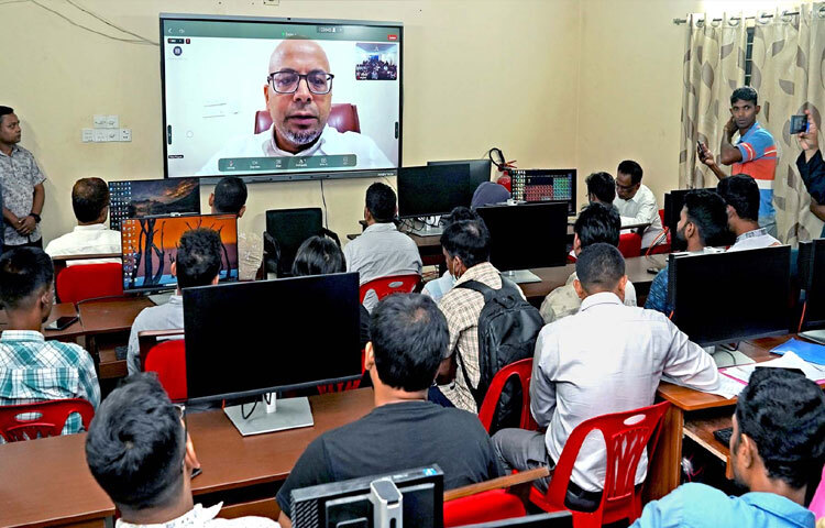 বাংলাদেশ কম্পিউটার কাউন্সিলের রংপুর আঞ্চলিক কার্যালয়ে আয়োজিত রংপুরের জুলাই যোদ্ধাদের জন্য আইসিটি প্রশিক্ষণ কোর্সের উদ্বোধন অনুষ্ঠানে ভার্চুয়ালি যুক্ত হয়ে প্রধান অতিথির বক্তৃতা করেন ডাক, টেলিযোগাযোগ ও তথ্যপ্রযুক্তি মন্ত্রণালয়ের দায়িত্বপ্রাপ্ত প্রধান উপদেষ্টার বিশেষ সহকারী ফয়েজ আহমদ তৈয়্যব। ছবি: পিআইডি