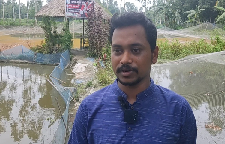 রংপুরের বেগম রোকেয়া বিশ্ববিদ্যালয় থেকে জেন্ডার অ্যান্ড ডেভেলপমেন্টে পড়াশোনা শেষ করার পর চাকরির জন্য অপেক্ষা না করে বেছে নিয়েছেন ভিন্ন পথ। সেই পথের দিশা মিলেছিল করোনার সময় ইউটিউব ঘাঁটতে ঘাঁটতে। হঠাৎই নজরে আসে রঙিন মাছ চাষের ভিডিও। ভাবনা আসে বাসায় বসেই এমন কিছু করা সম্ভব কি না।