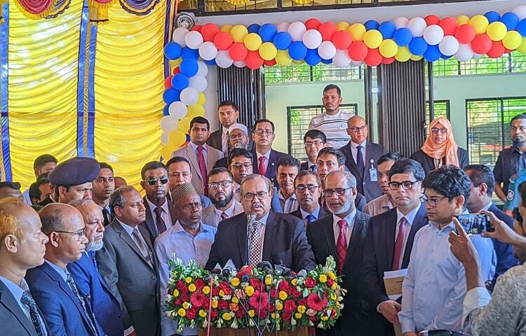 রংপুর জেলা জজশিপে বিচারপ্রার্থী ও সাক্ষীদের বিশ্রামাগার ‘ন্যায়কুঞ্জ’ শেডের উদ্ধোধন অনুষ্ঠানে প্রধান বিচারপতি ওবায়দুল হাসান। ছবি: জিতু কবীর