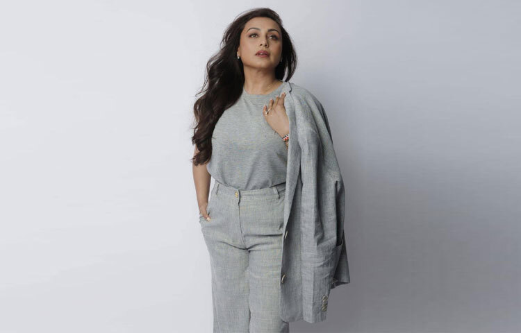 রানী মুখার্জির স্টাইল ও সৌন্দর্য এতটাই স্বতন্ত্র যে অনেকের মনেই প্রশ্ন জাগে-আসলে কেউ কি তার আত্মবিশ্বাস আর আভিজাত্যকে ছাড়িয়ে যেতে পারে? হয়তো উত্তর খুঁজে পাওয়া কঠিন, কারণ রানী নিজের জায়গায় অনন্য। তার ফ্যাশন কেবল ট্রেন্ড নয়, বরং এক ধরণের চরিত্র যা সময়ের সাথে আরও গভীর হয়েছে।