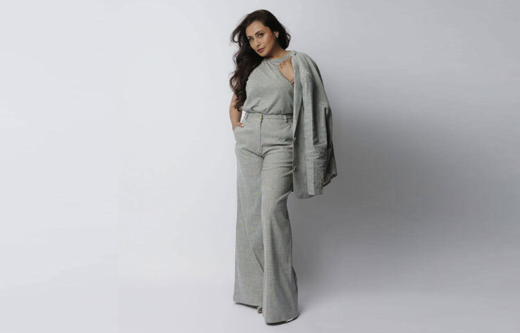 রানী মুখার্জিকে প্রায়ই দেখা যায় শাড়ি কিংবা ঐতিহ্যবাহী পোশাকে। তবে সেই শাড়ি শুধু ঐতিহ্য ধরে রাখে না, বরং আধুনিক কায়দায় উপস্থাপিত হয়ে ফ্যাশনের নতুন মানদণ্ড তৈরি করে। আবার ওয়েস্টার্ন পোশাকে তিনি যে স্মার্টনেস ফুটিয়ে তোলেন, তা বলিউডের অনেক তরুণ অভিনেত্রীদের কাছেও অনুপ্রেরণা।